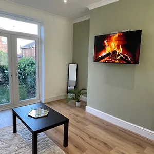 Whole House Modern Two Bedroom In - Free Parking United Kingdom
